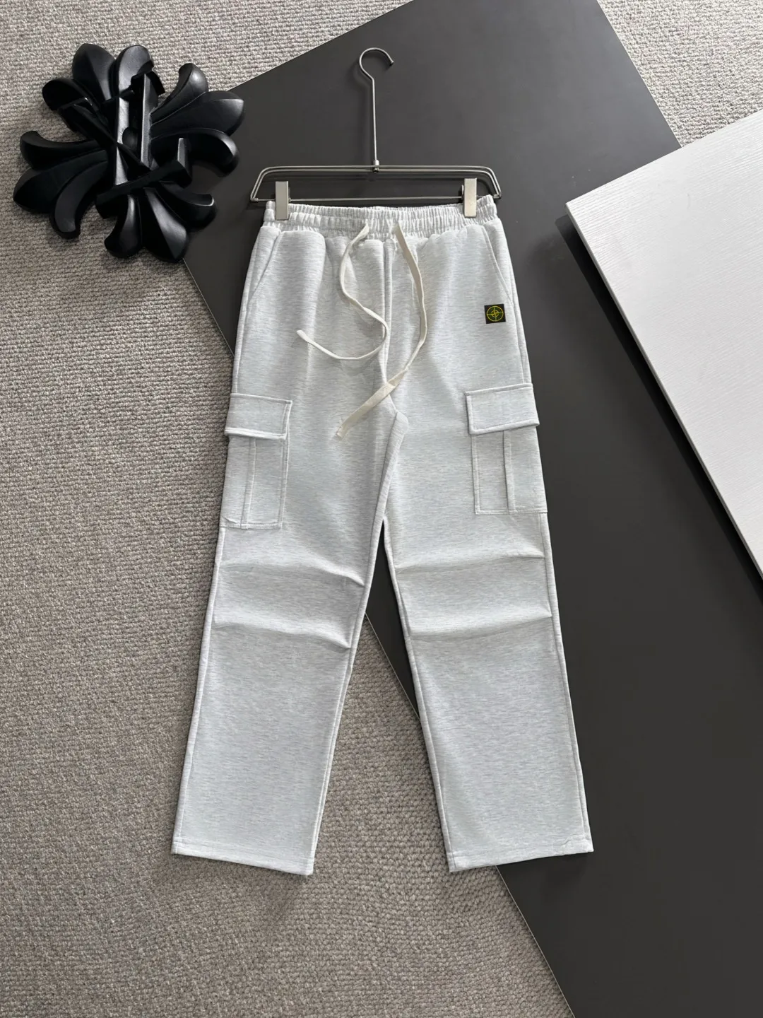 Next day shipment P360 Stone lsland/Stone Island Exclusively launches 25ss autumn and winter new high-quality trousers. Compare real-life details at will. Craftsmanship that ordinary small workshops cannot copy. Top-level ZP development. Unique imported fabric feel. Purely imported German machine production. Precision operation. Ten thousand needle density. A pair of trousers with rich details. You can see the development strength. A full set of new accessories are customized simultaneously. Simple yet elegant. Soft, delicate and comfortable. The upper body is versatile and fashionable. A perfect choice for autumn and winter, a must-have item. Sizes: M to 3XL (please state your height and weight when placing an order)